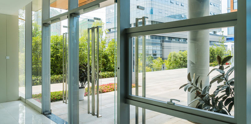 Puertas automáticas en Málaga: tipos, ventajas y servicios profesionales